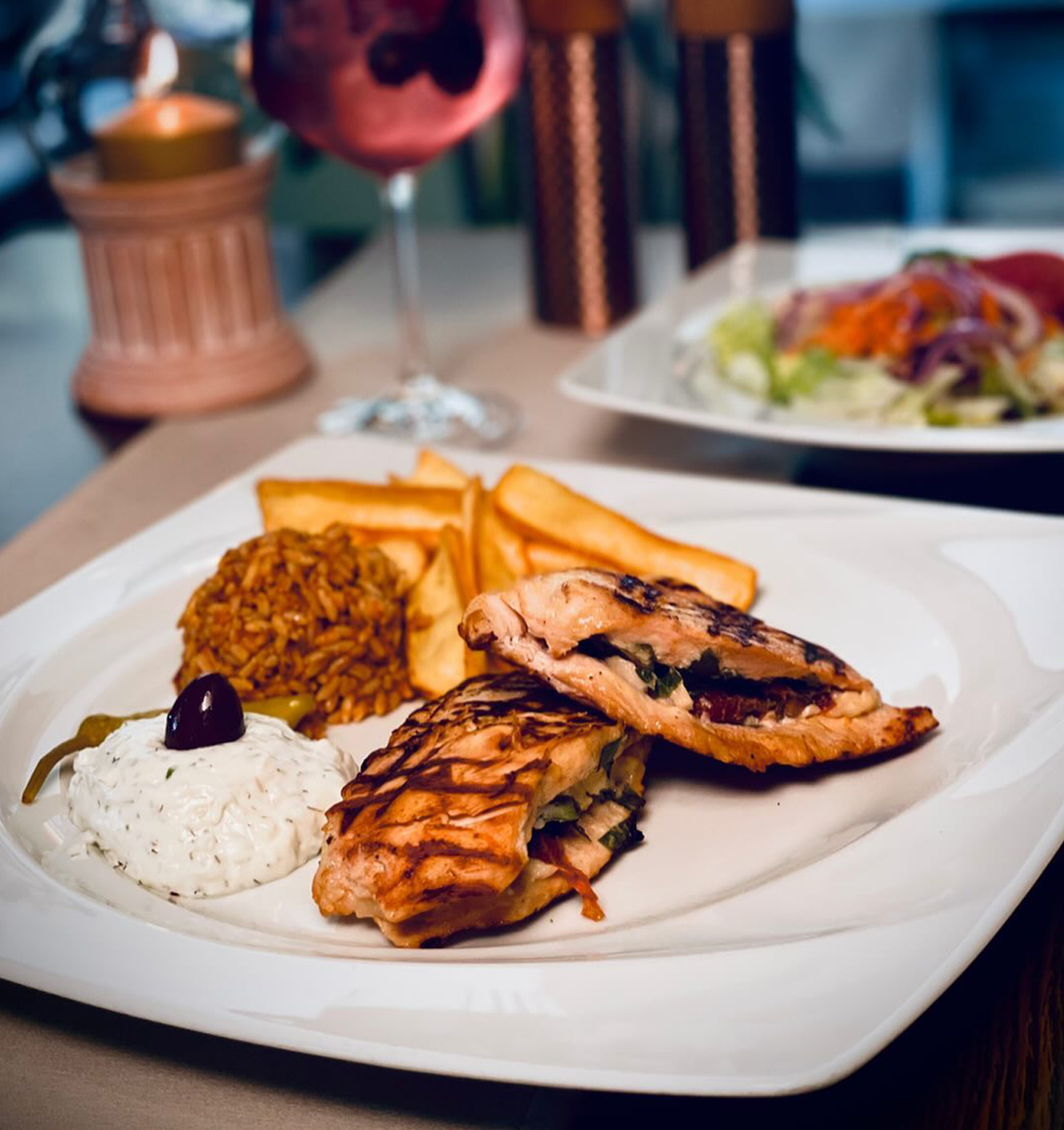 Hähnchenbrust gefüllt mit Fetakäse und Tomaten