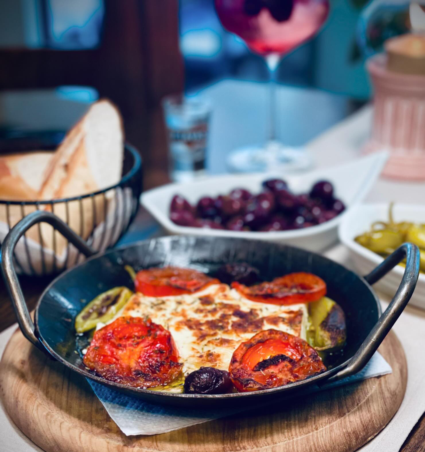 Gegrillter Fetakäse mit Oliven und Peperoni